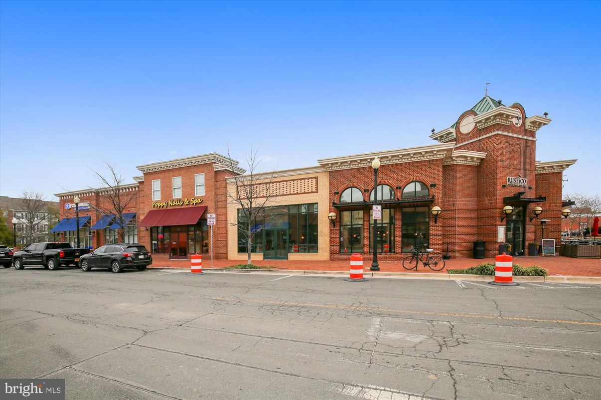Exterior, Facade, Brick Facade, Chicago School