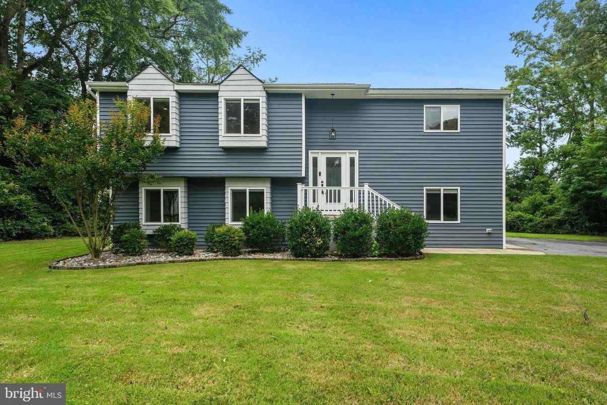 Exterior, Facade, Raised Ranch