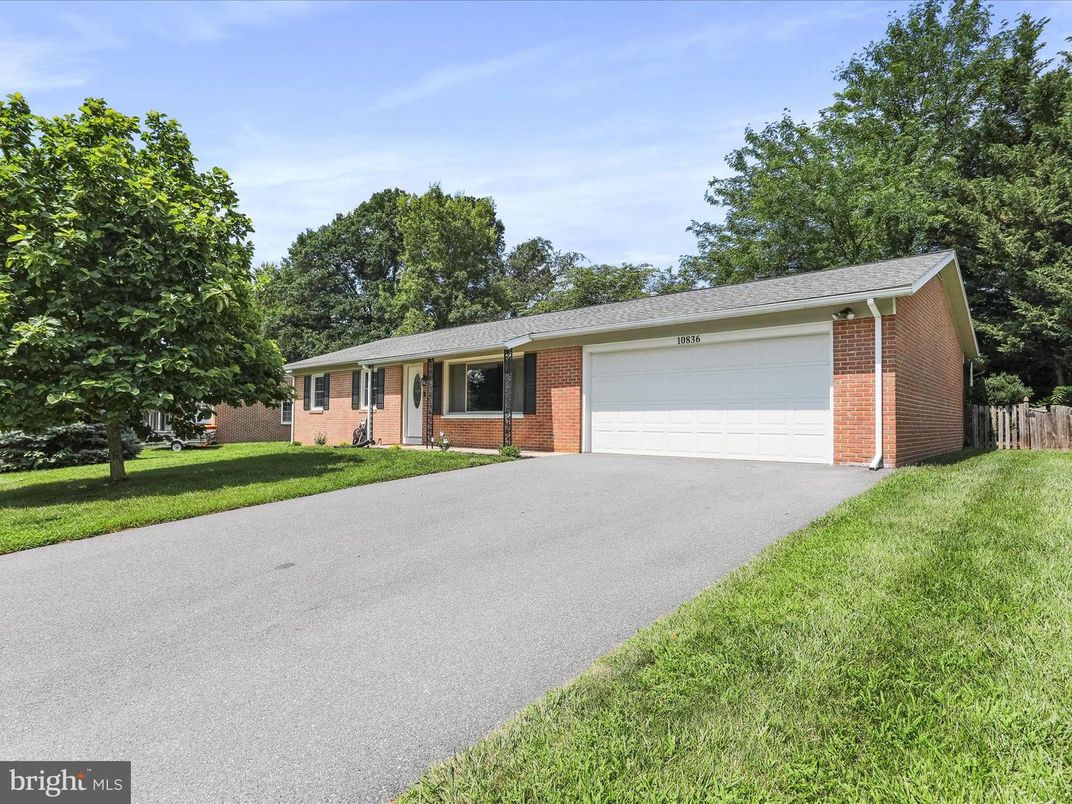 Attached, Exterior, Facade, Brick Facade, Ranch