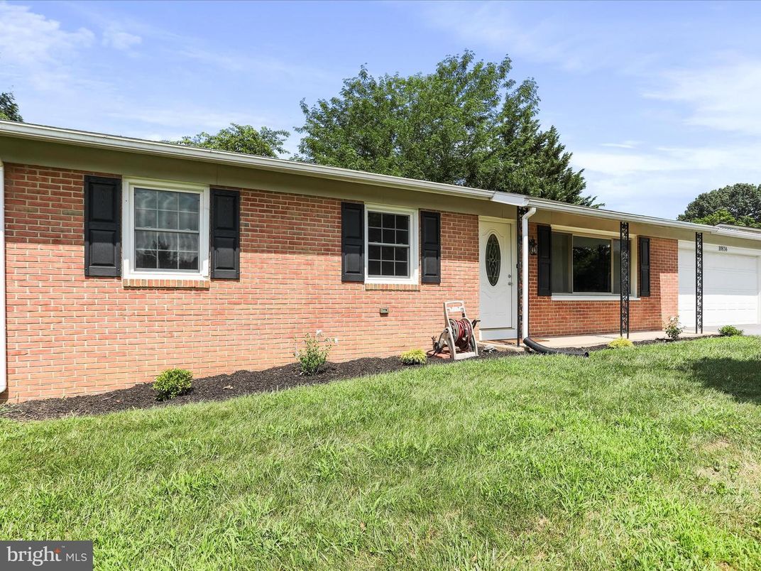 Attached, Exterior, Facade, Brick Facade, Ranch
