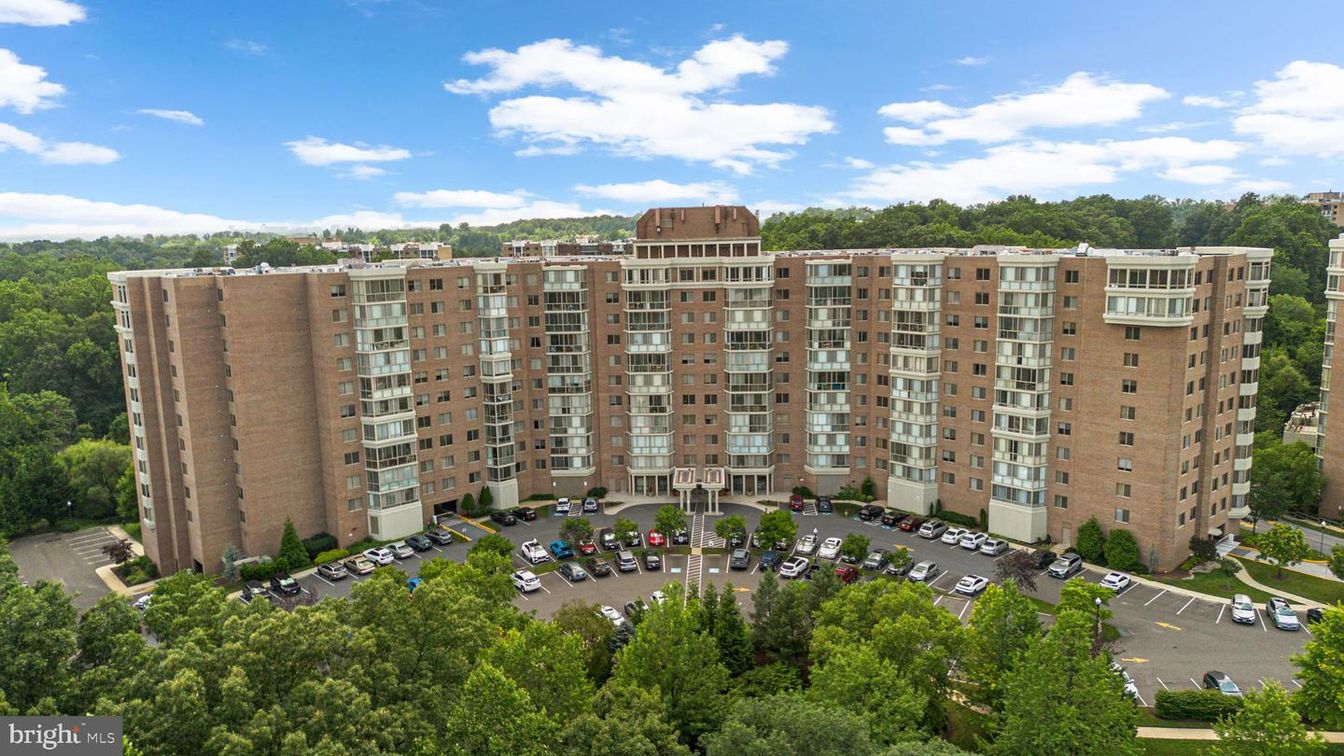 Exterior, Facade, Condo Building