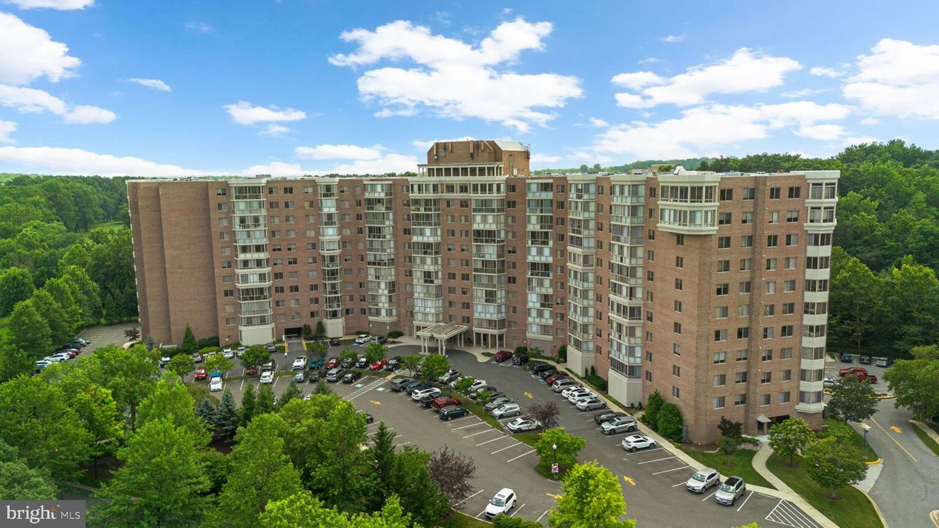 Exterior, Facade, Condo Building