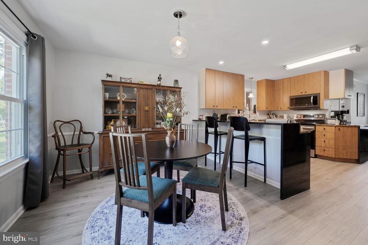 Dining room, Interior, Kitchen, Pendant Lights, Recessed Lighting, Wood Texture Flooring
