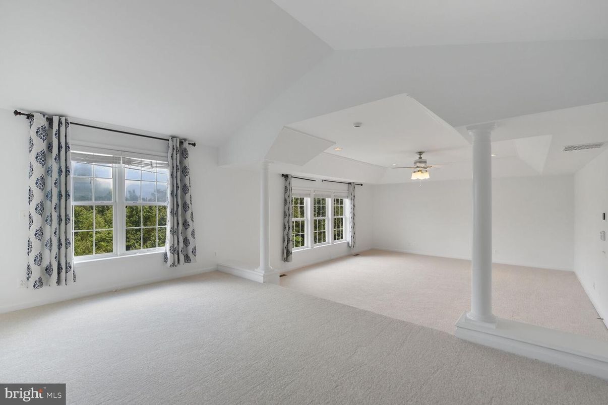 Empty room, Interior, Recessed Lighting