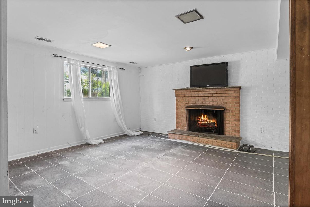 Empty room, Fireplace, Interior, Recessed Lighting