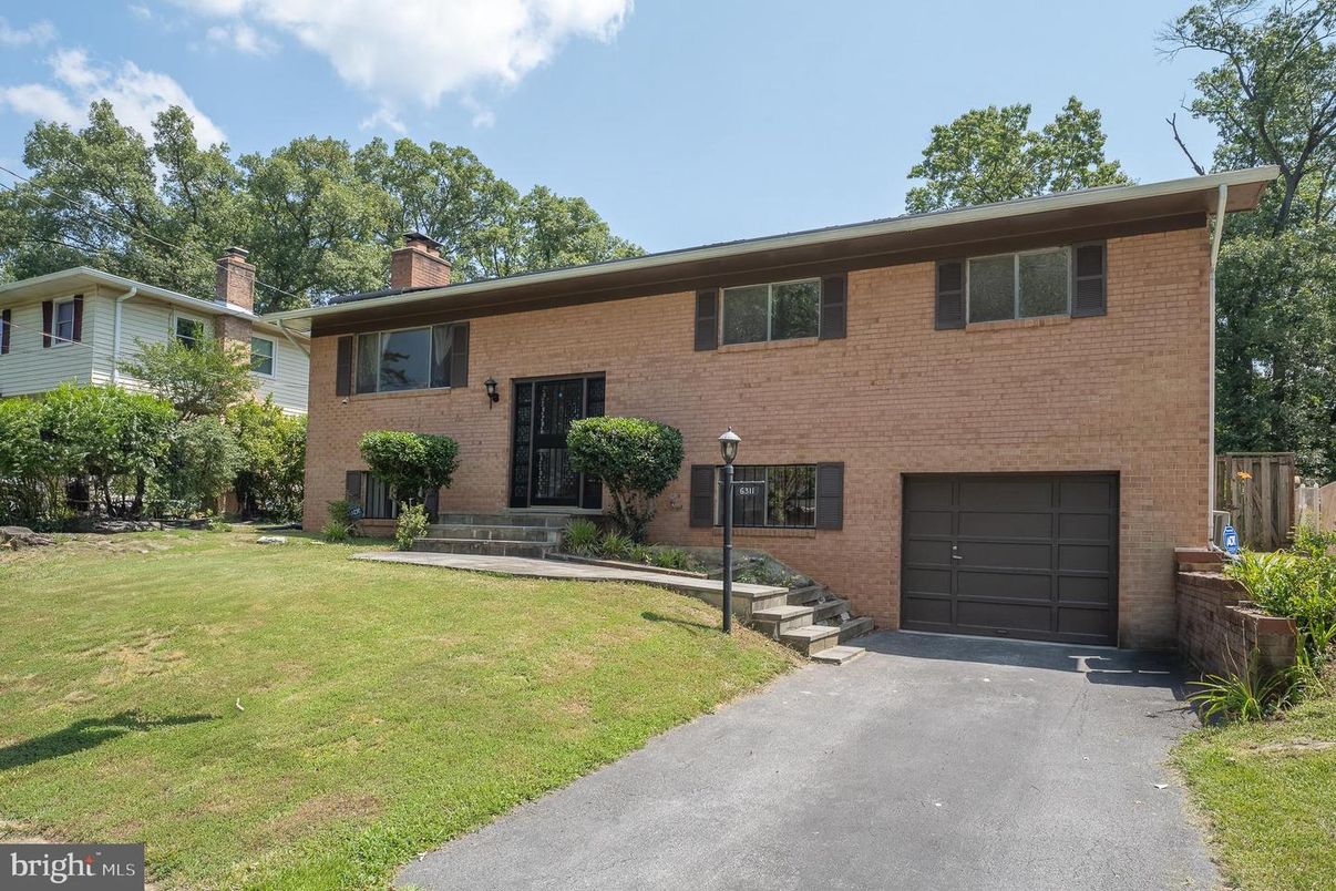 Attached, Exterior, Facade, Brick Facade, Raised Ranch