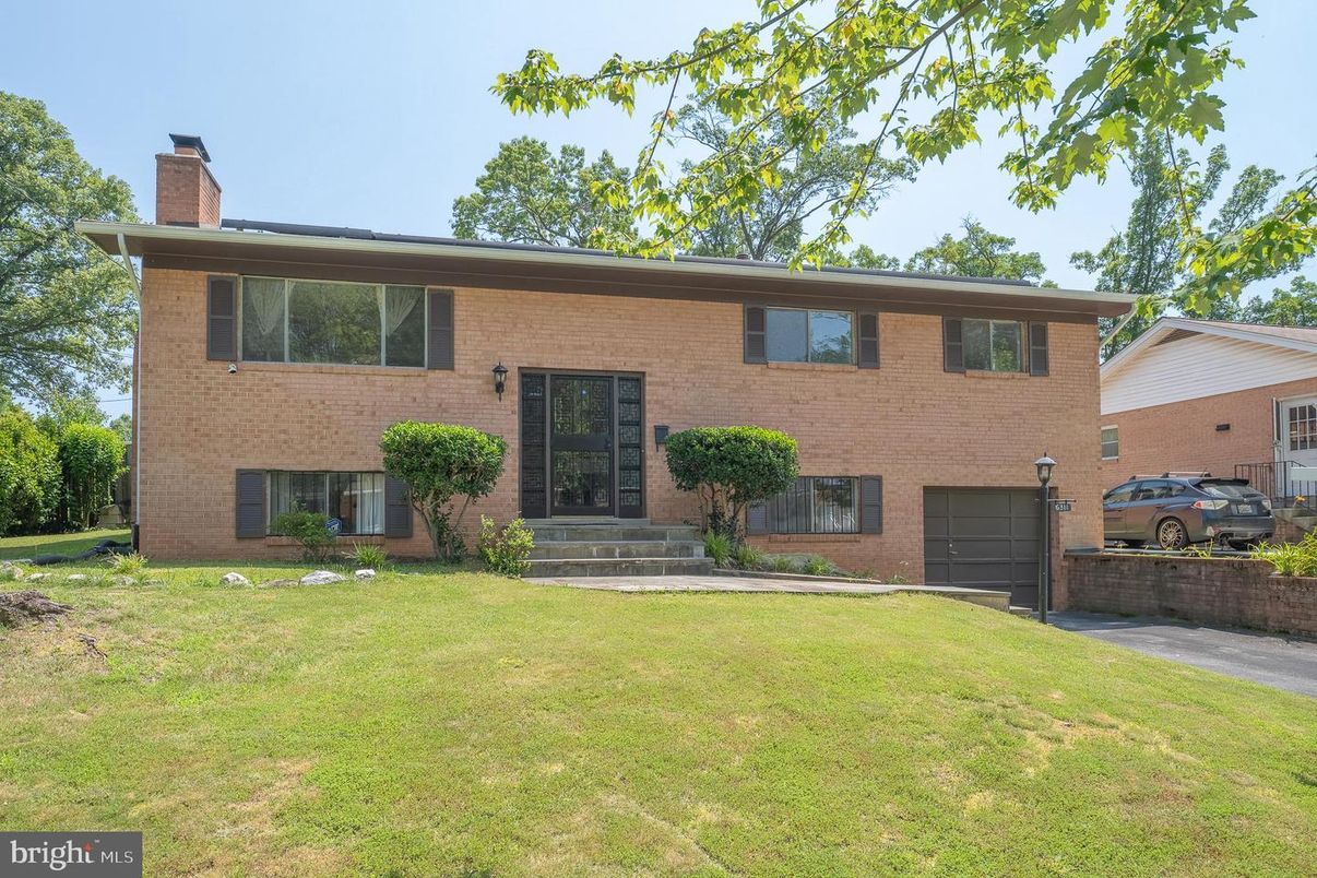 Attached, Exterior, Facade, Brick Facade, Raised Ranch