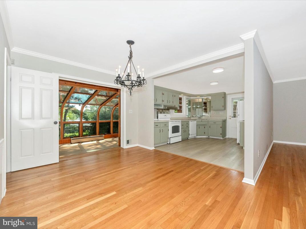 Chandelier, Interior, Kitchen, Wood Texture Flooring