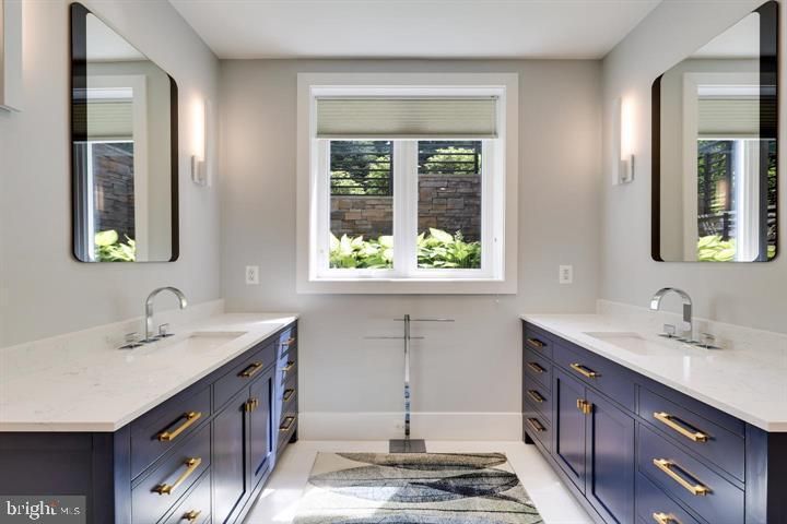 Bathroom, Dual Sink Vanities, Interior