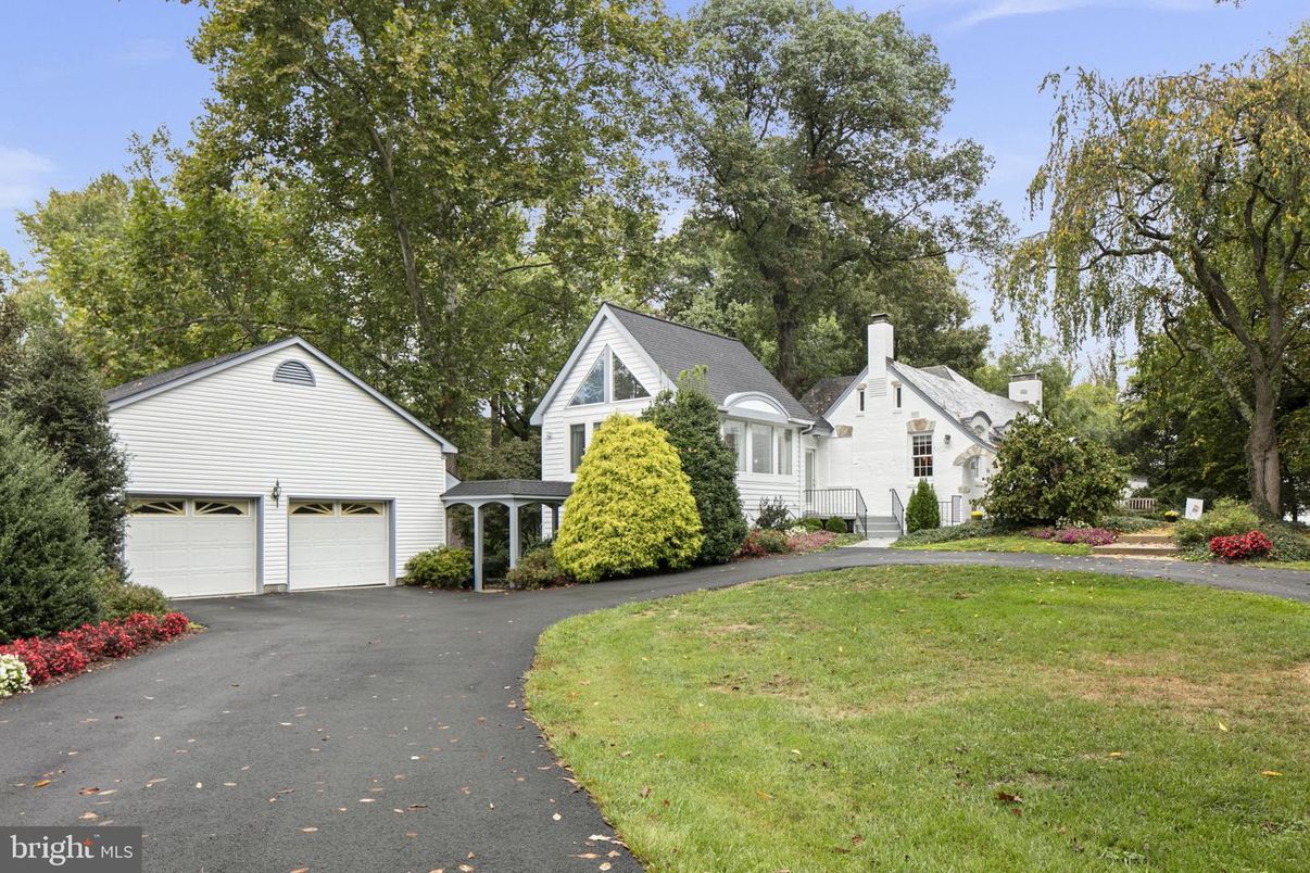 Attached, Exterior, Facade, Farmhouse