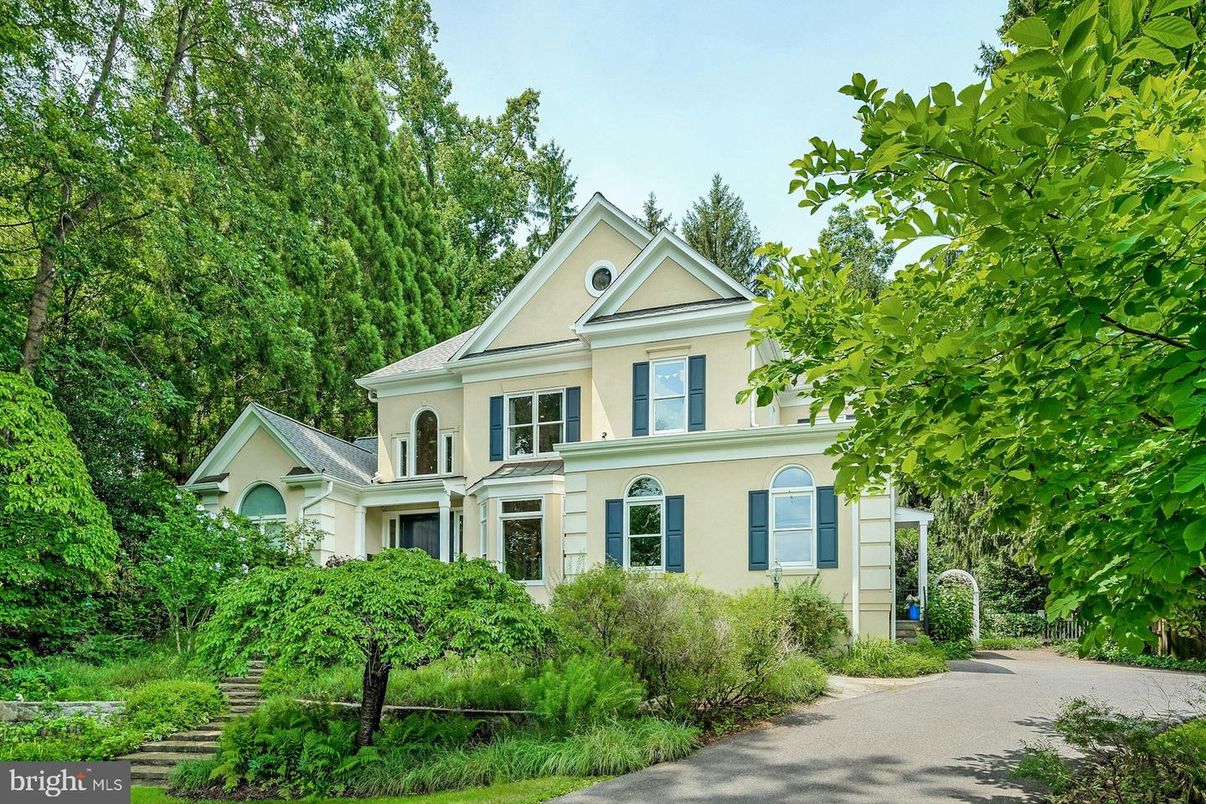 Backyard, Exterior, Facade, Queen Anne Victorian