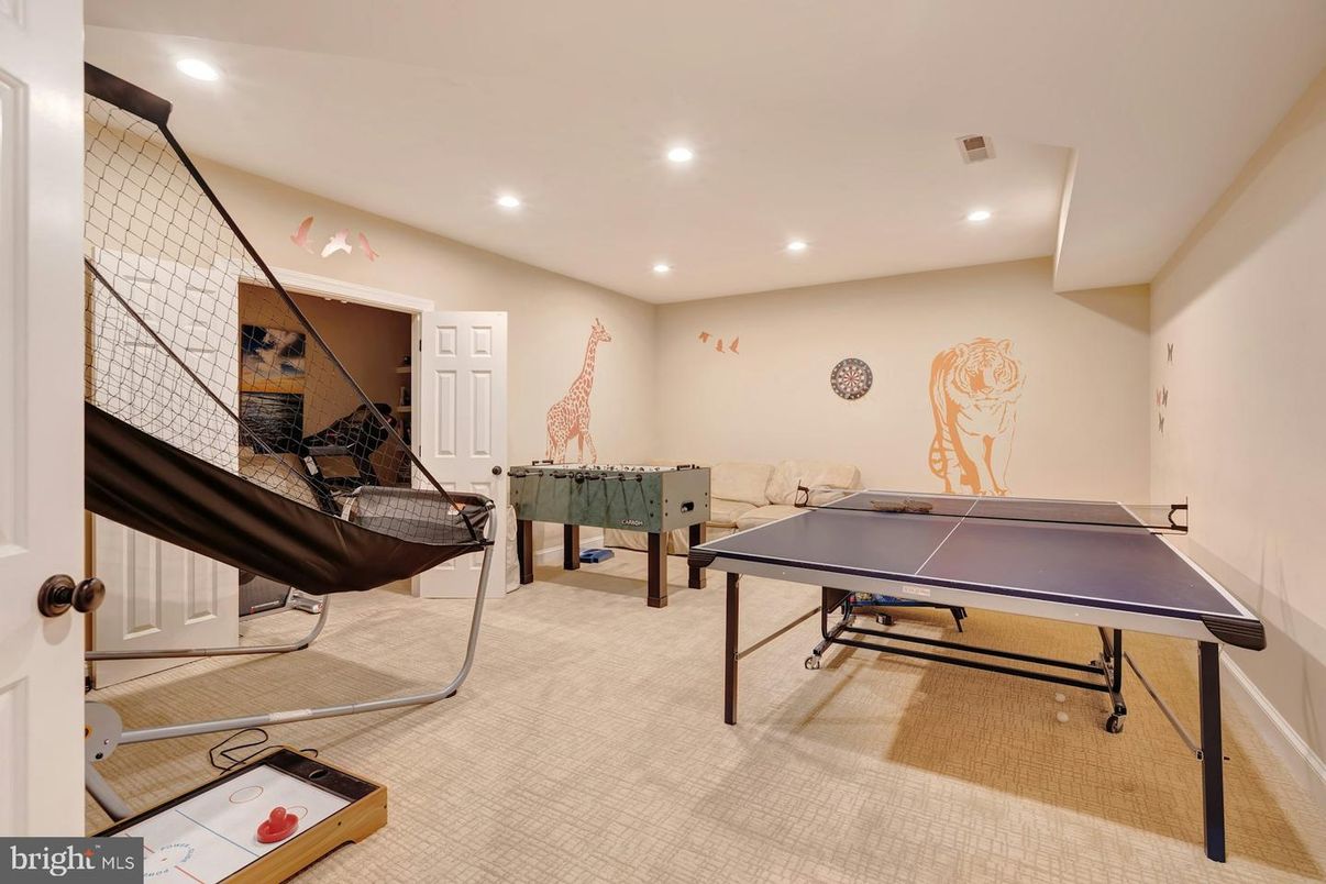 Game Room, Interior, Recessed Lighting