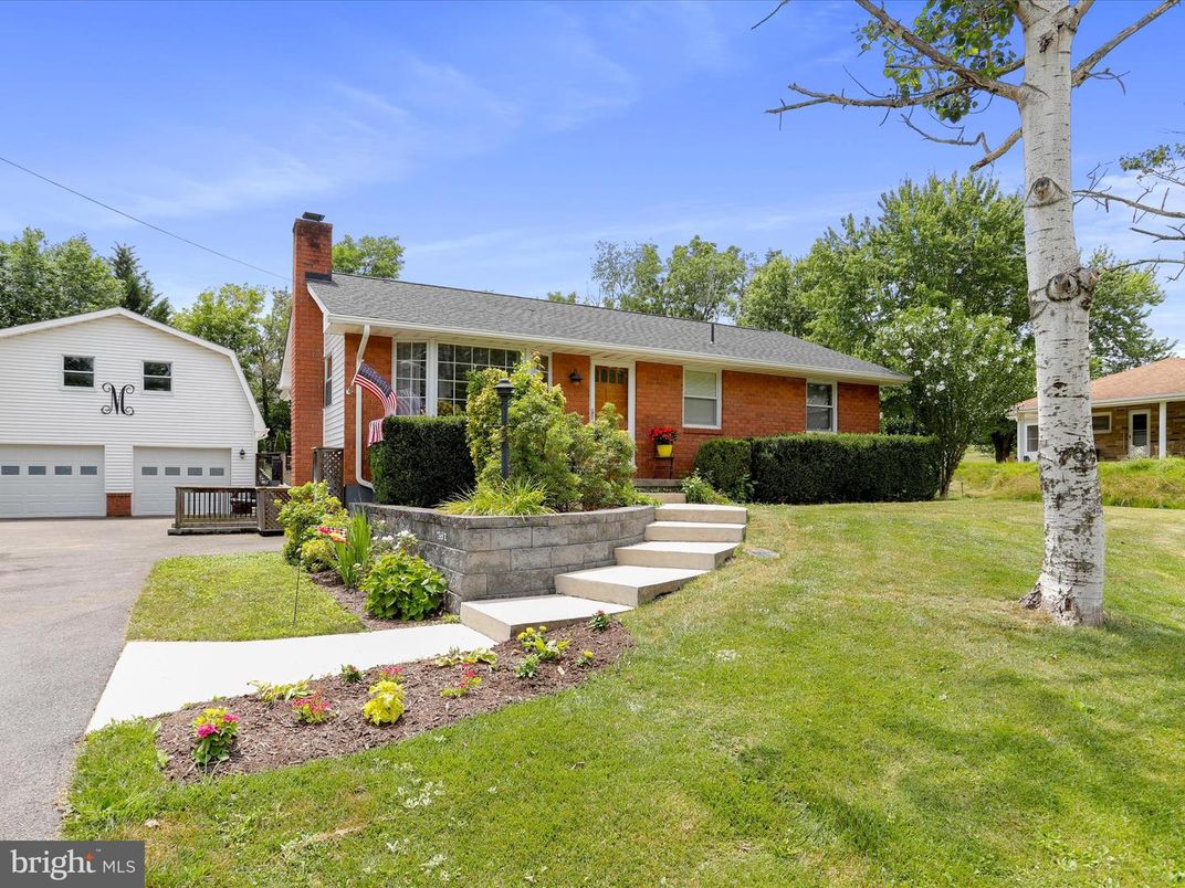 Attached, Backyard, Exterior, Facade, Brick Facade, Ranch