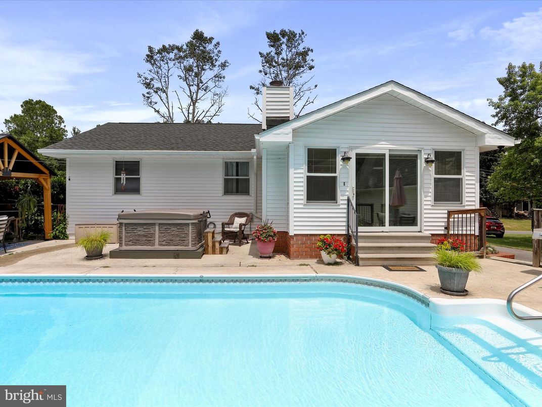Exterior, Pool