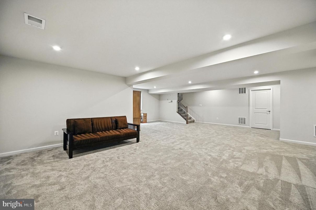 Empty room, Interior, Recessed Lighting