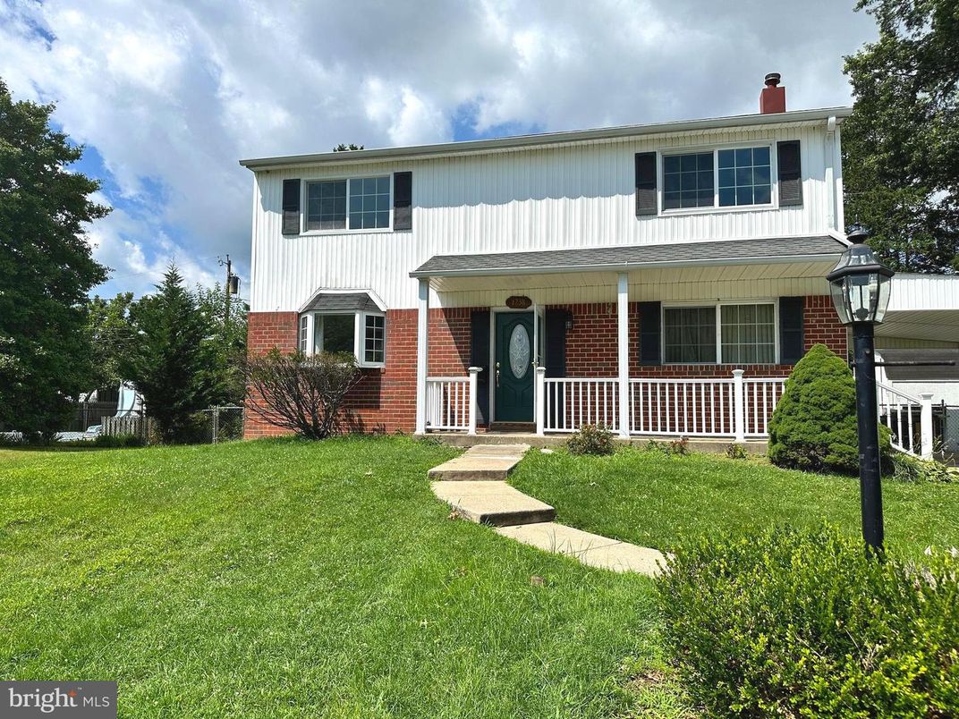 Backyard, Exterior, Facade, Brick Facade, Split Level