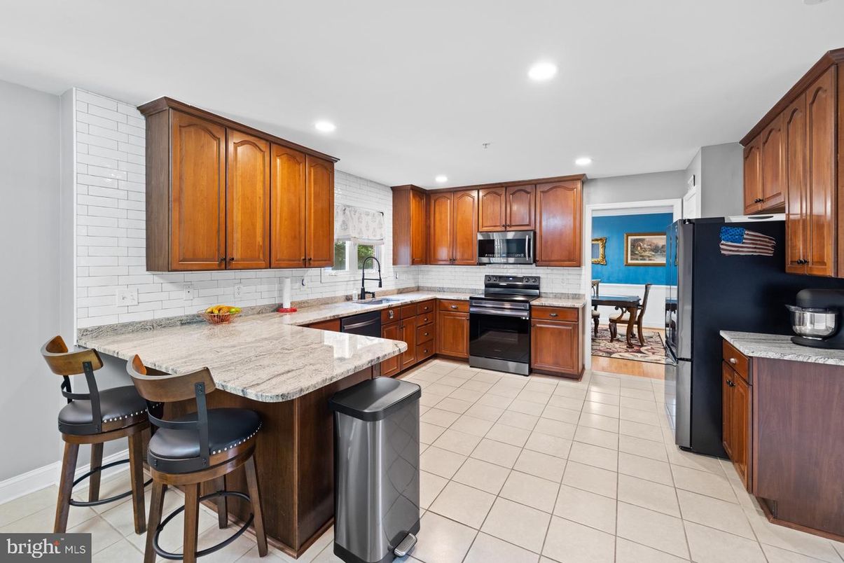 Dining room, Interior, Kitchen, Recessed Lighting, Stainless Steel Appliances