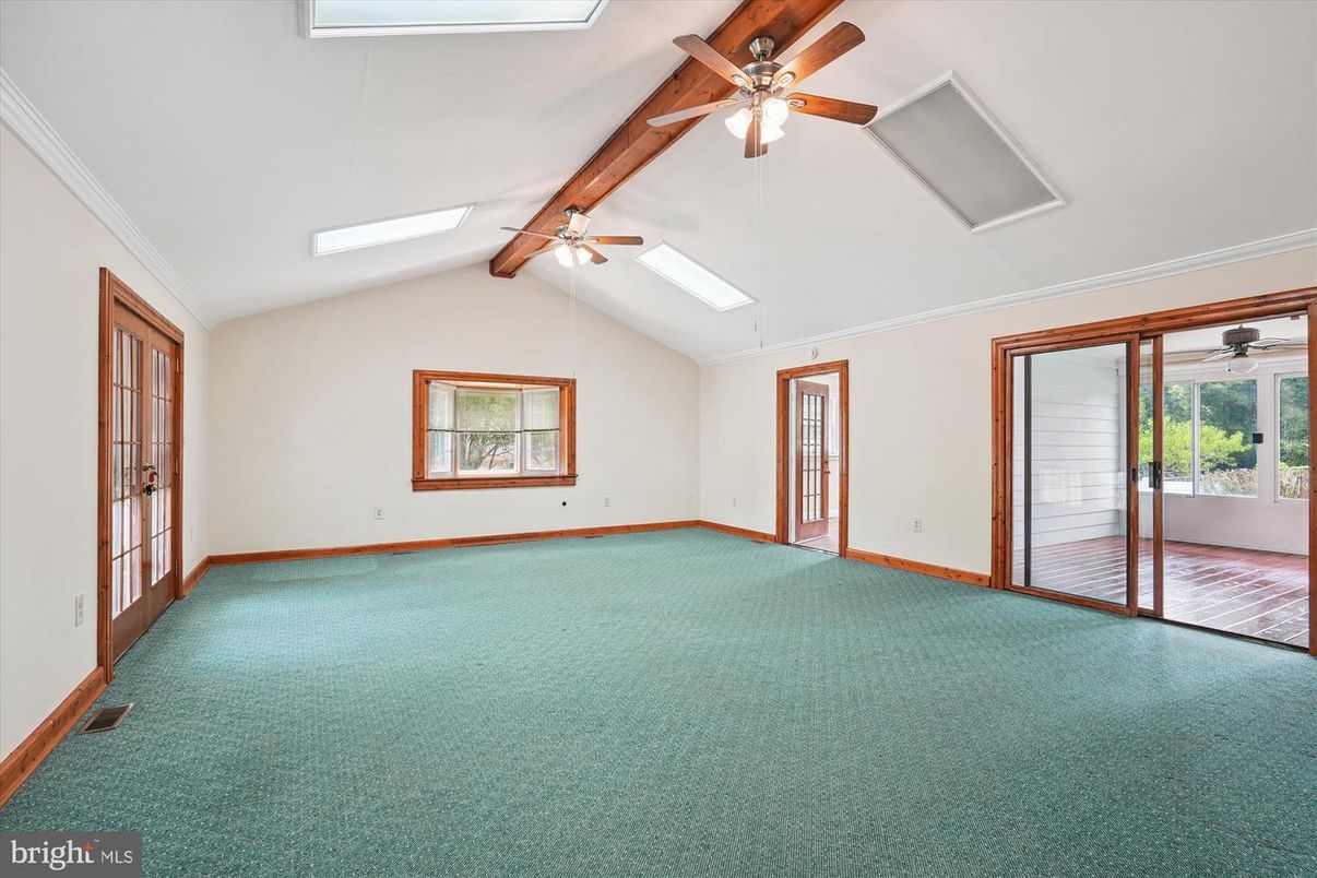 Empty room, Interior, Wooden Beams