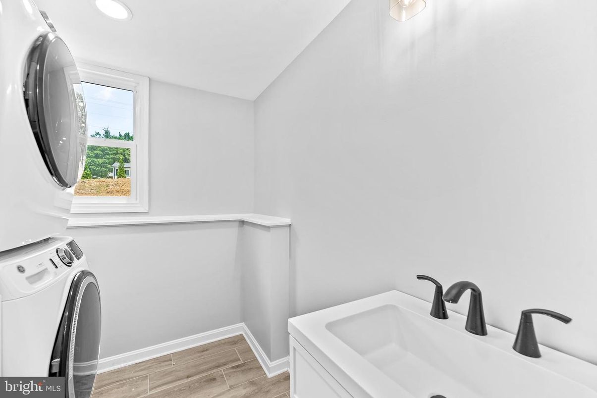 Interior, Recessed Lighting, Washer, Wood Texture Flooring