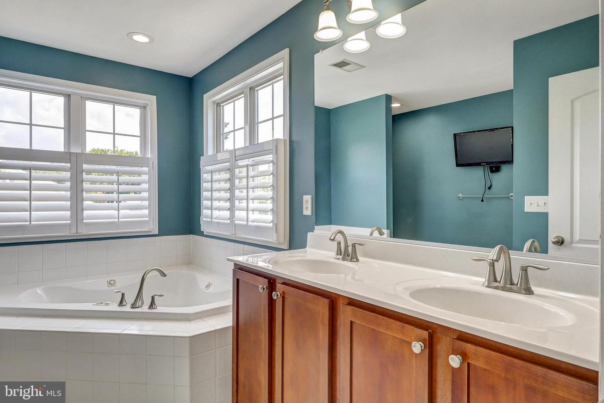 Bathroom, Dual Sink Vanities, Interior, Recessed Lighting