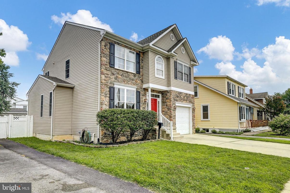 Attached, Exterior, Facade, Rowhouse