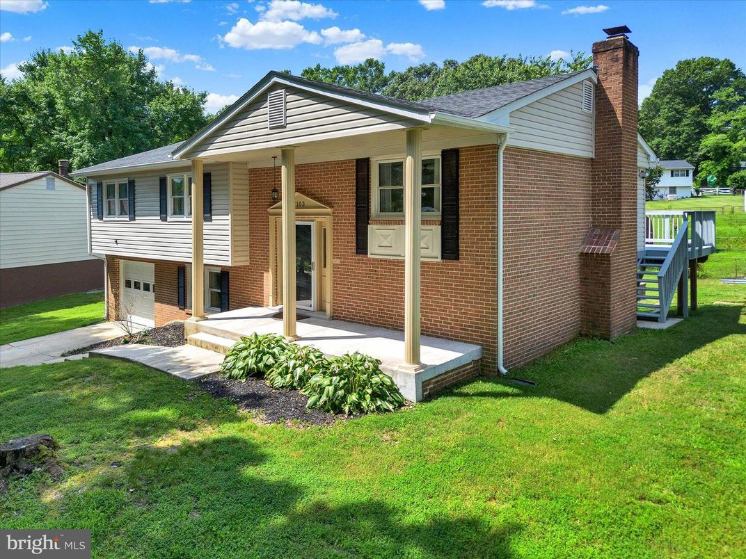 Attached, Exterior, Facade, Brick Facade, Raised Ranch