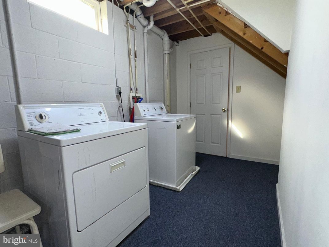 Interior, Washer, Wooden Beams