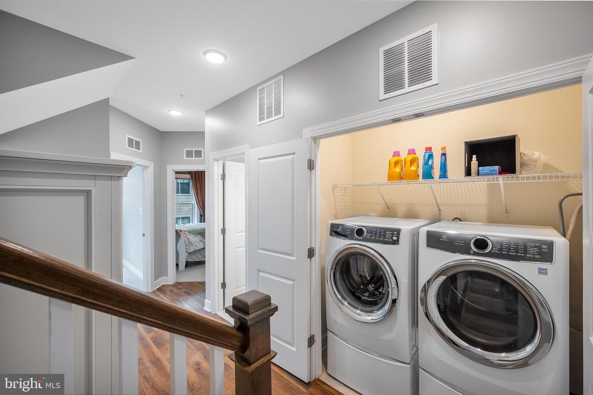 Interior, Recessed Lighting, Washer, Wood Texture Flooring