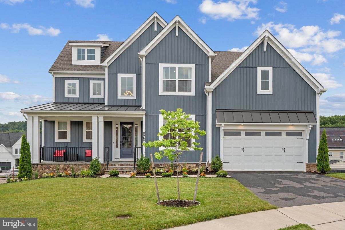 Attached, Exterior, Facade, Farmhouse