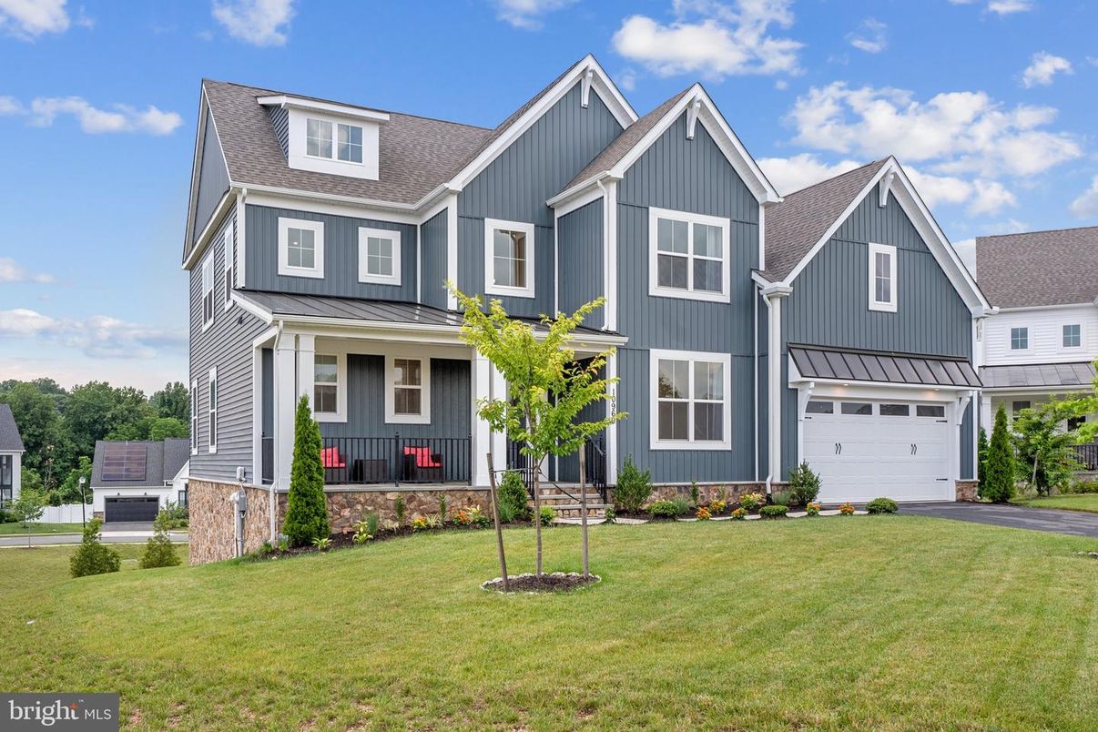 Attached, Exterior, Facade, Farmhouse