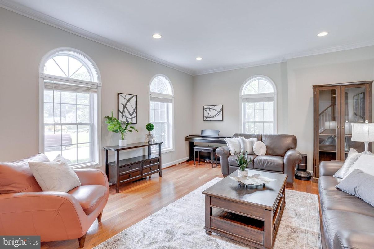 Interior, Living room, Piano, Recessed Lighting, Wood Texture Flooring