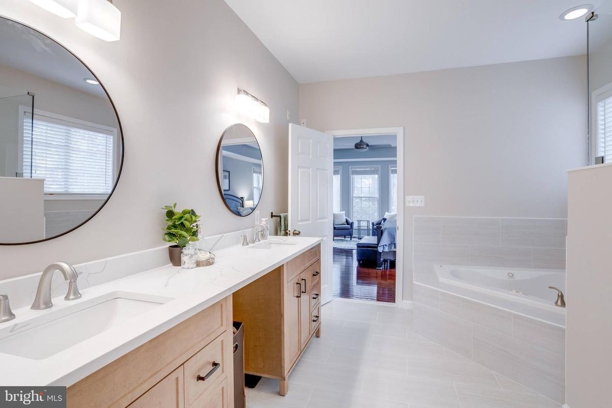 Bathroom, Dual Sink Vanities, Interior, Recessed Lighting