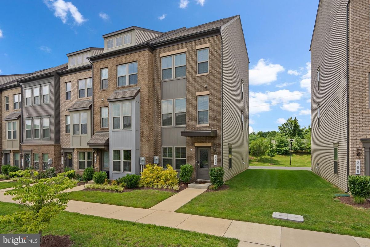 Exterior, Facade, Brick Facade, Rowhouse