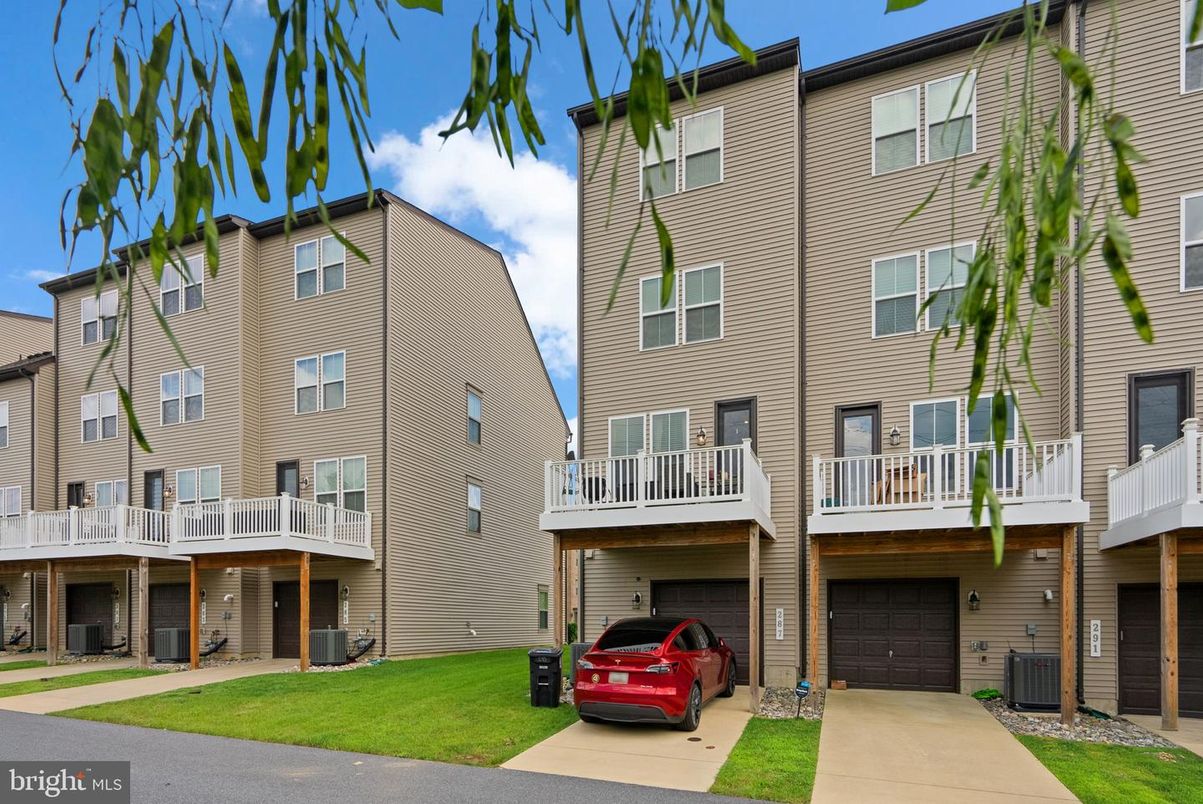 Attached, Exterior, Facade, Rowhouse