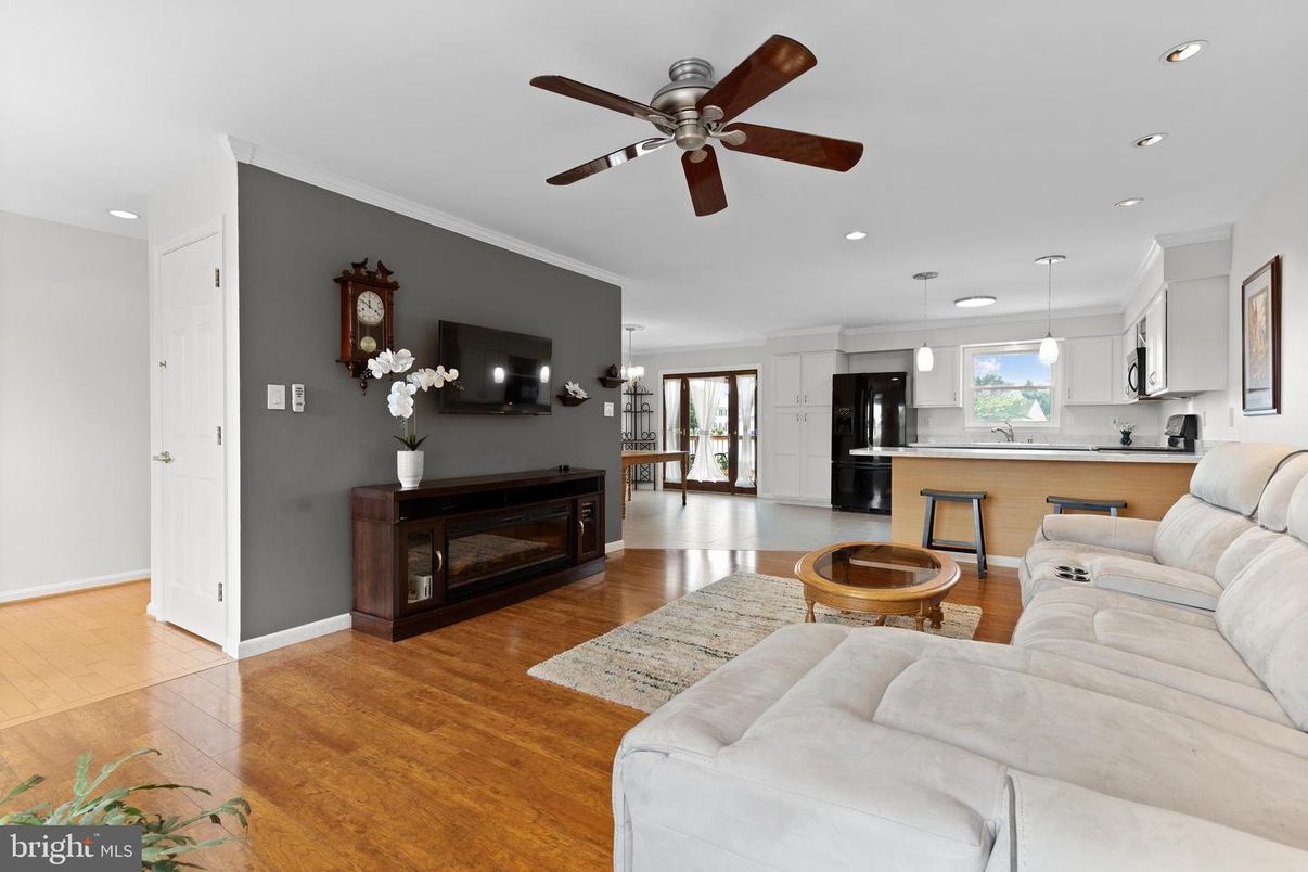 Interior, Kitchen, Living room, Pendant Lights, Recessed Lighting, Wood Texture Flooring