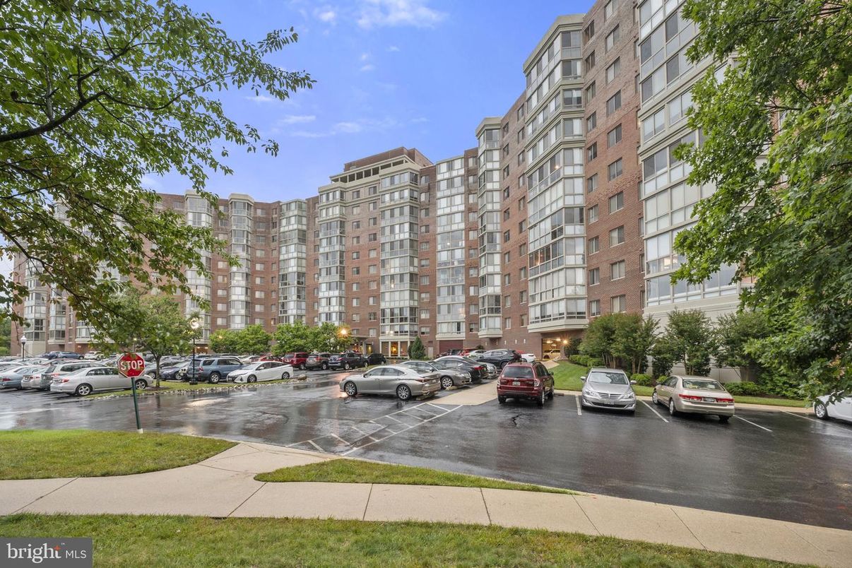 Exterior, Facade, Condo Building