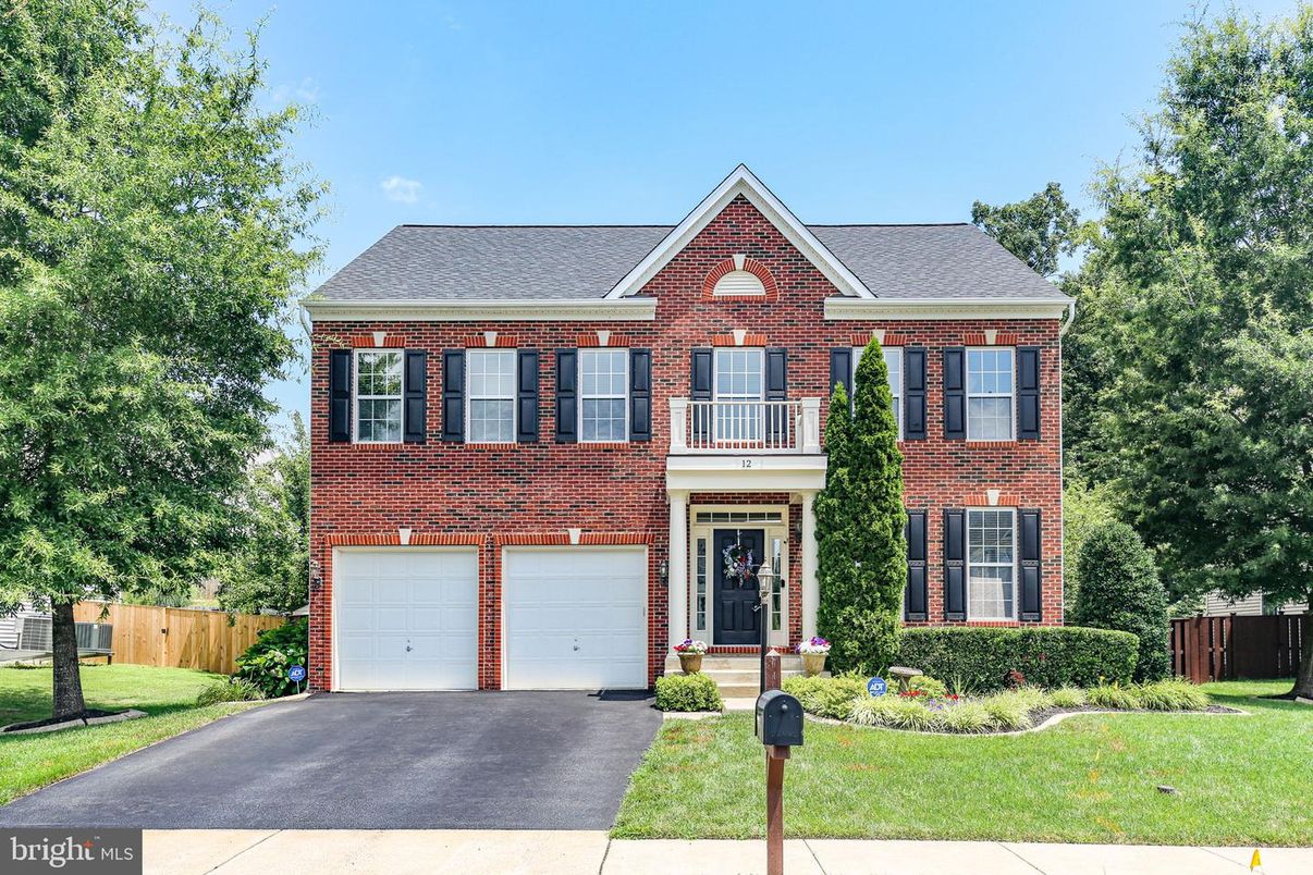 Attached, Exterior, Facade, Brick Facade, Georgian