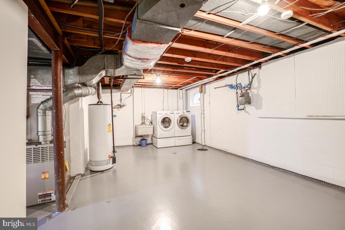Garage, Interior, Washer, Wooden Beams