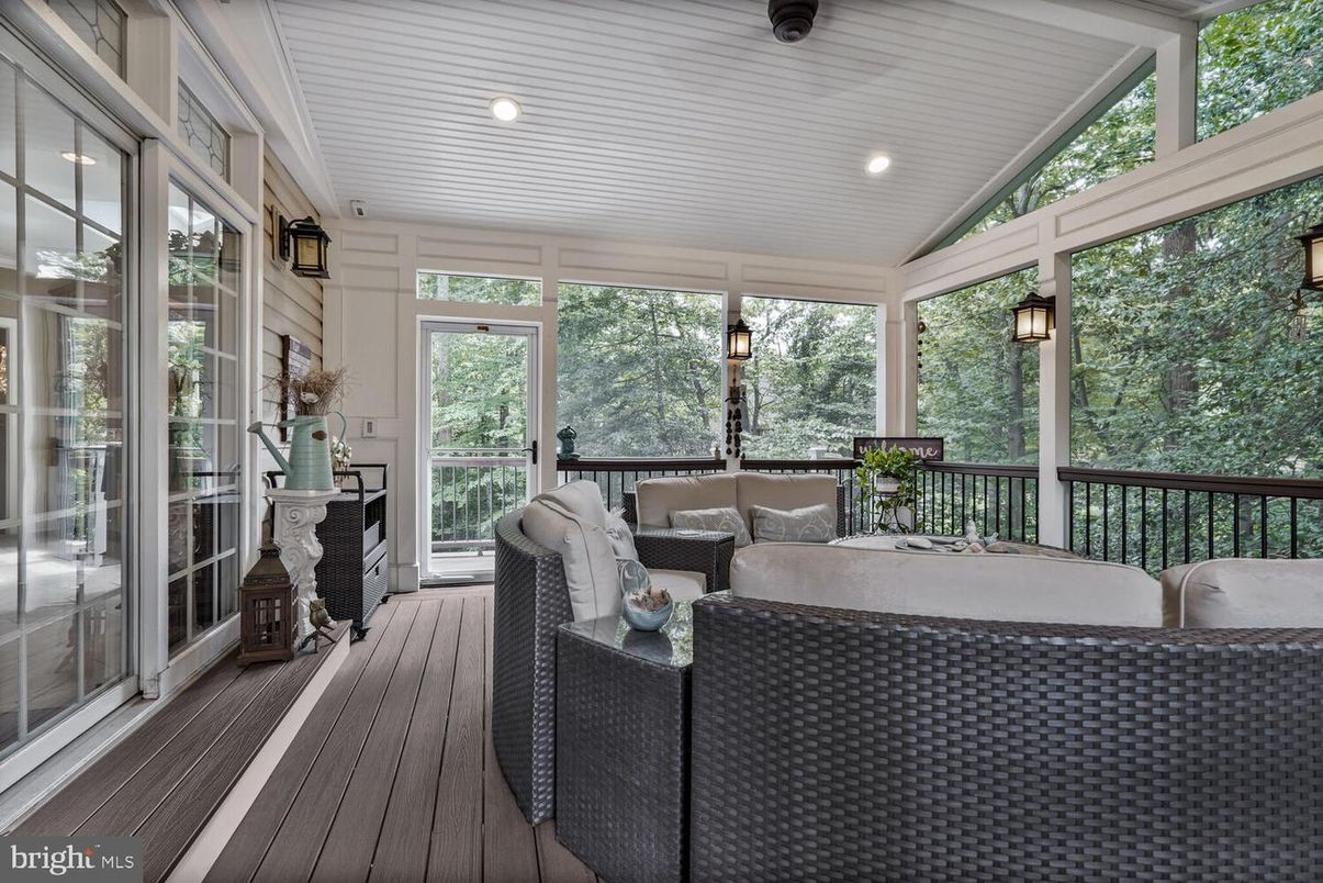 Interior, Living room, Recessed Lighting, Sun Room, Wood Texture Flooring