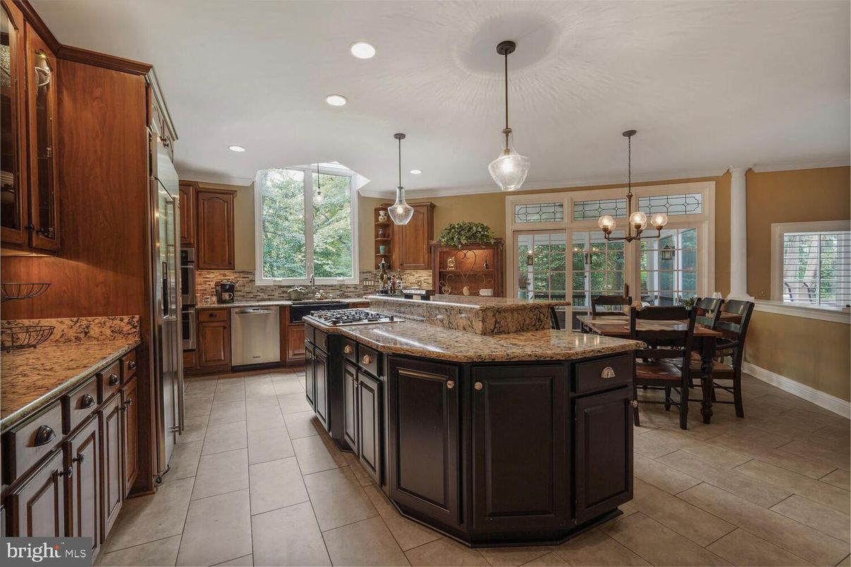 Dining room, Interior, Kitchen, Pendant Lights, Recessed Lighting, Stainless Steel Appliances