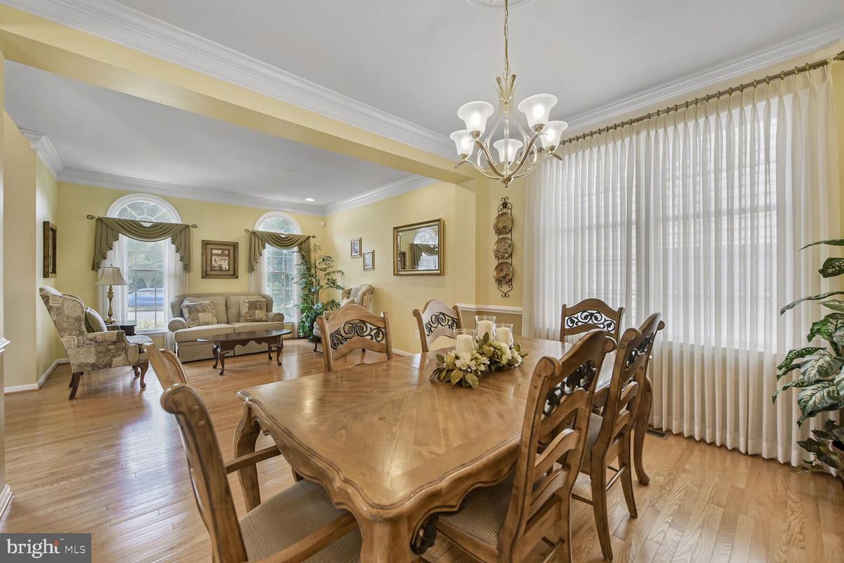 Chandelier, Dining room, Interior, Recessed Lighting, Wood Texture Flooring