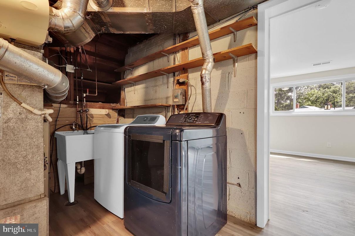 Interior, Washer, Wood Texture Flooring