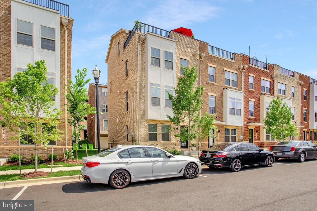 Exterior, Facade, Brick Facade, Rowhouse