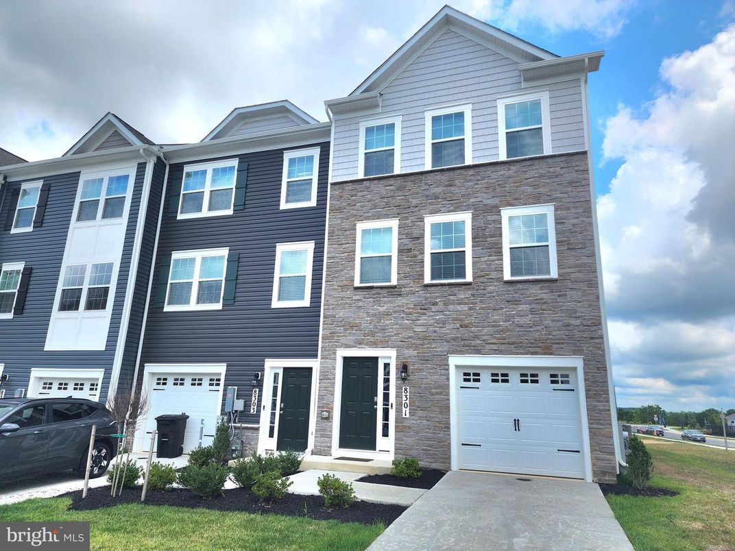 Attached, Exterior, Facade, Rowhouse