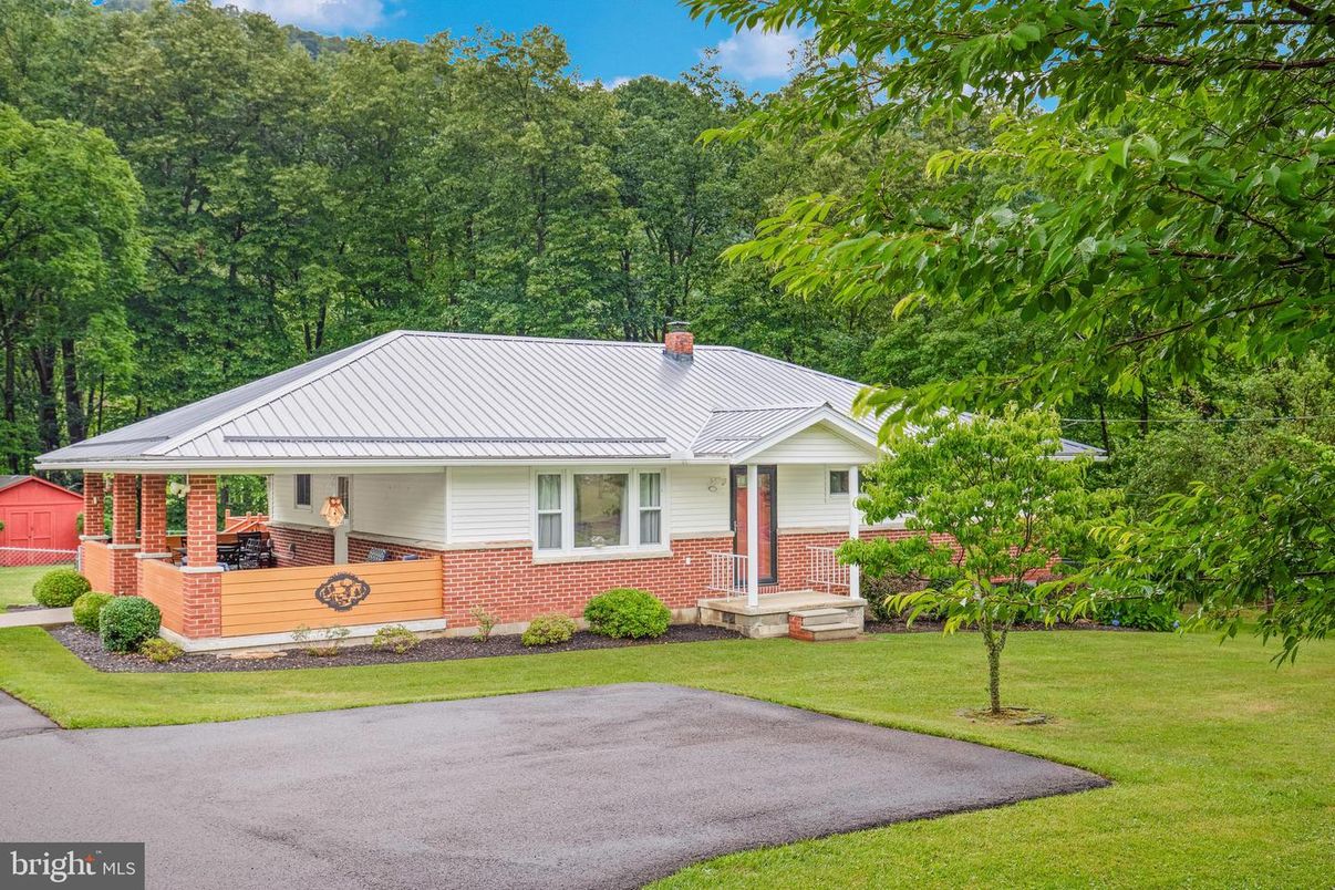 Backyard, Exterior, Facade, Brick Facade, Ranch