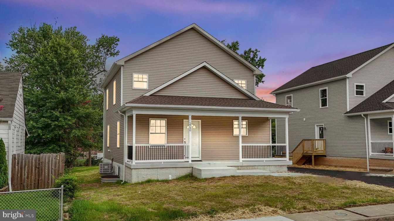 Backyard, Exterior, Facade, Queen Anne Victorian