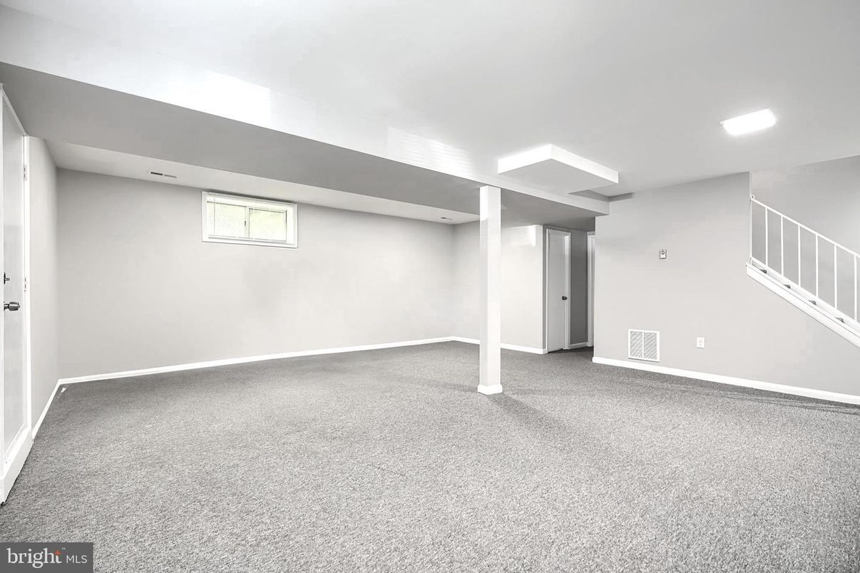 Empty room, Interior, Recessed Lighting