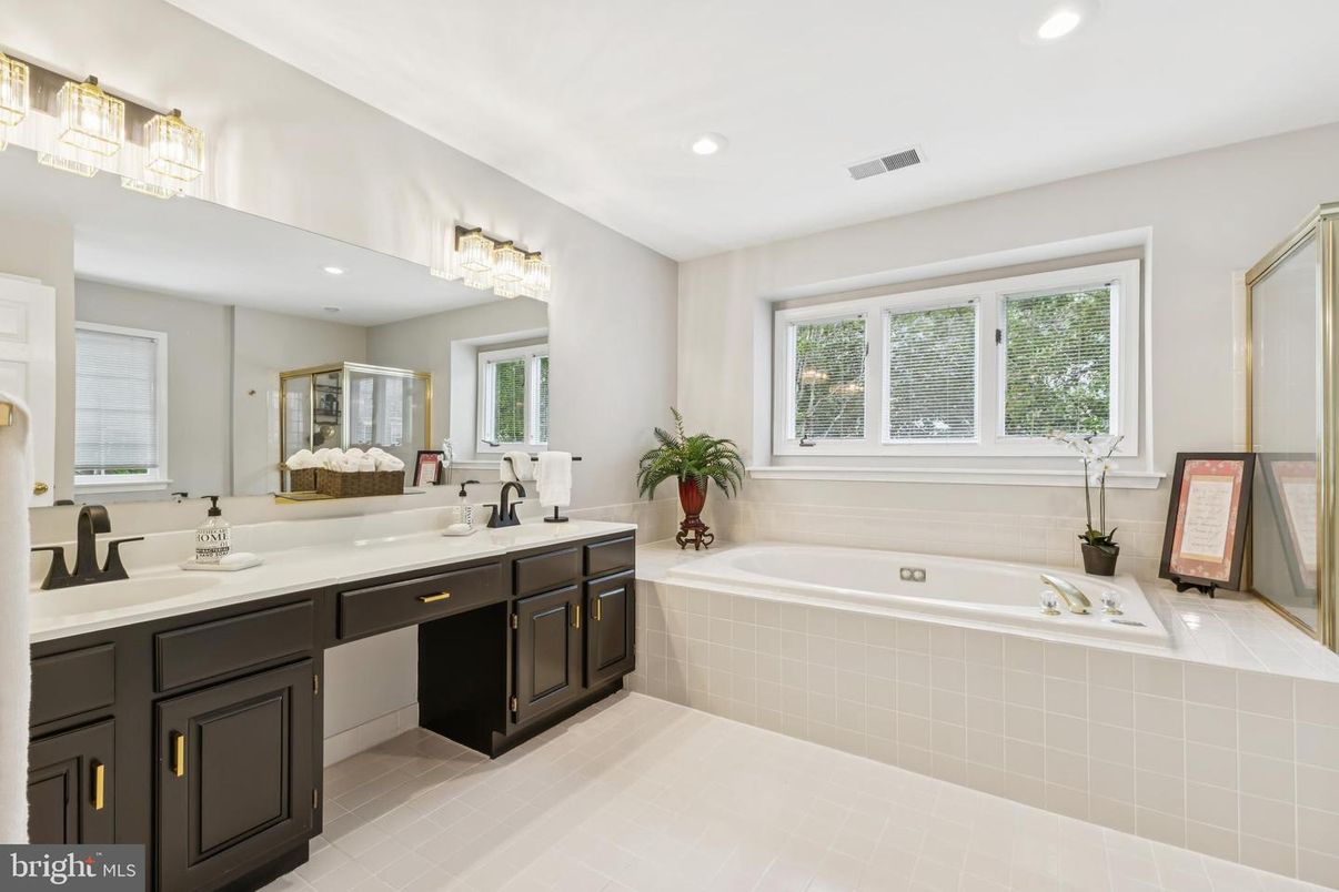 Bathroom, Dual Sink Vanities, Interior, Recessed Lighting