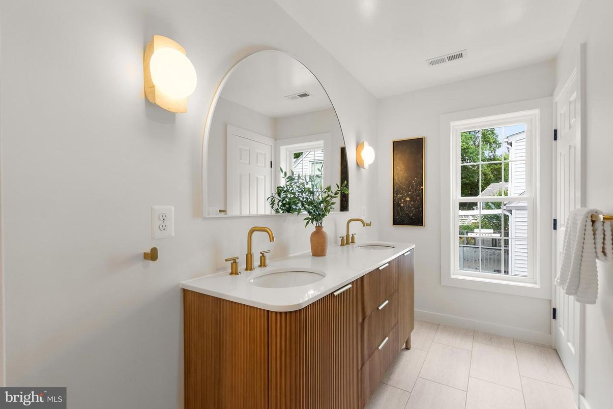 Bathroom, Dual Sink Vanities, Interior