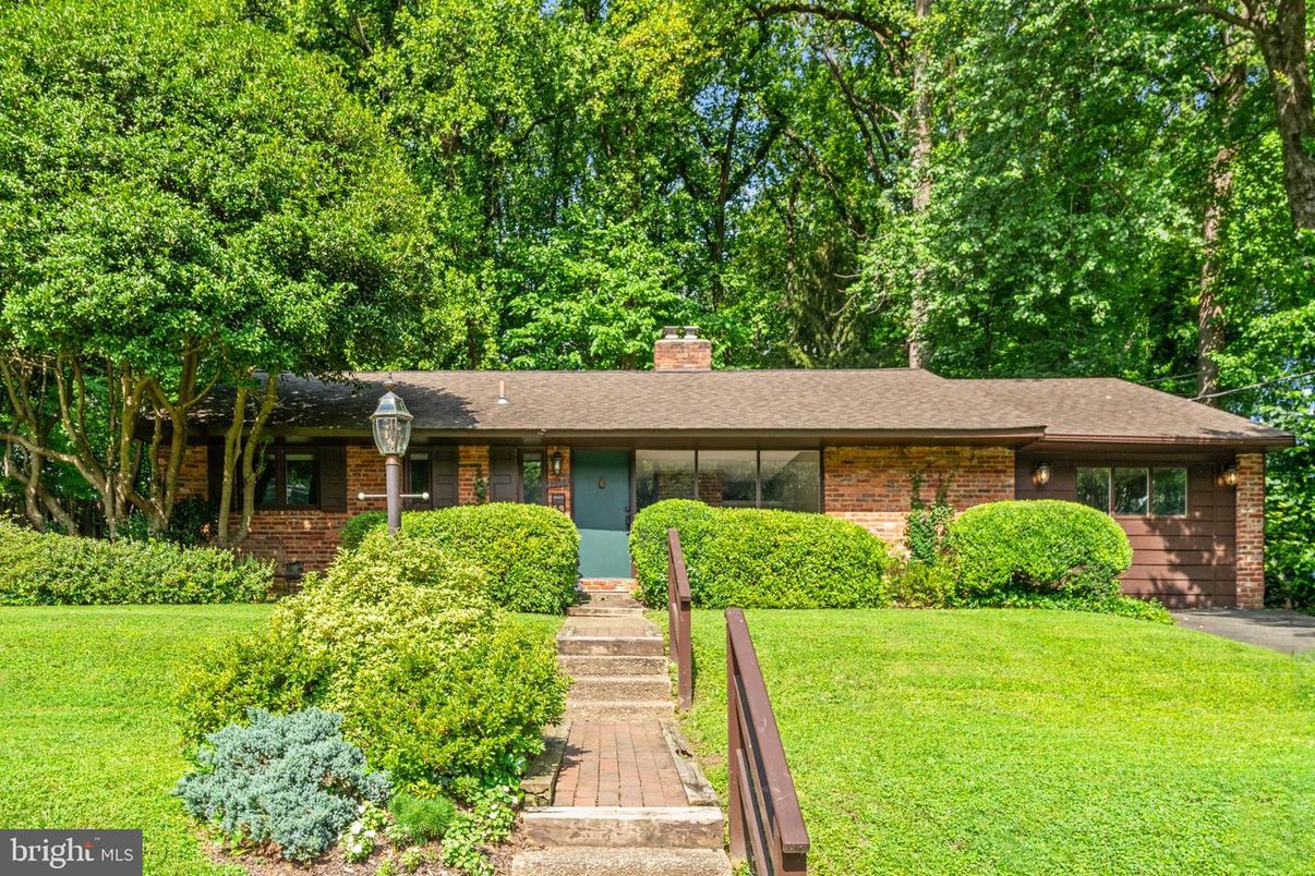 Attached, Exterior, Facade, Brick Facade, Ranch